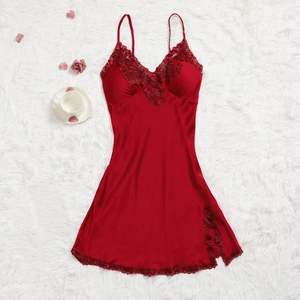 Détail de la nuisette en satin rouge avec broderie en dentelle florale et col en V élégant