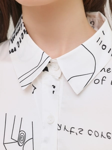 Dettaglio della camicia da notte in seta di ghiaccio bianca con colletto e stampa graffiti neri