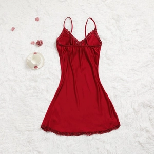 Détail de la chemise de nuit en satin rouge foncé avec dentelle et fines bretelles