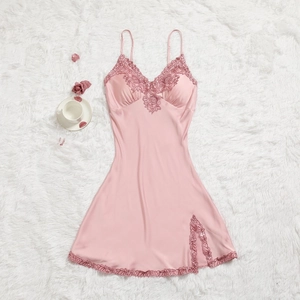 Détail de la chemise de nuit en satin rose avec broderie en dentelle florale