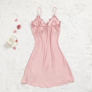 Détails de la nuisette en satin rose avec bordure en dentelle sur le décolleté en V