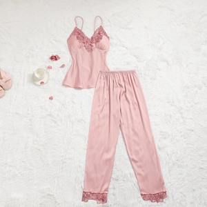 Vue détaillée du pyjama en satin de soie rose avec broderie en dentelle délicate