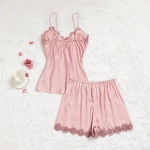 Ensemble nuisette et short en satin rose avec dentelle élégante sur fond en peluche blanc