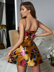 Détail du dos d'une nuisette en satin de soie dorée à imprimé floral et bretelles