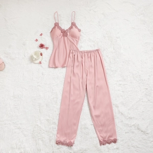Pyjama en satin rose avec broderie de dentelle florale sur col en V et pantalon assorti