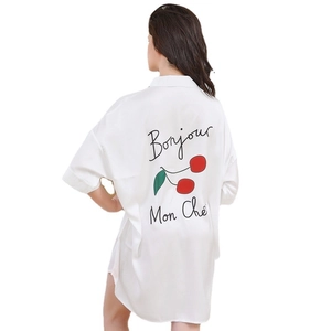Abito camicia da donna in seta di ghiaccio bianca con stampa ciliegia e scritta Bonjour