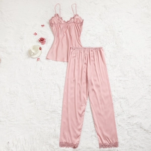 Ensemble pyjama en satin de soie rose avec bordure en dentelle et pantalon long