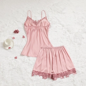 Gros plan sur l'ensemble pyjama en satin rose avec dentelle sur fausse fourrure