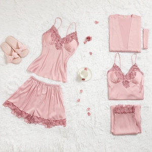 Ensemble de nuit 5 pièces en satin rose et dentelle avec broderies florales de luxe