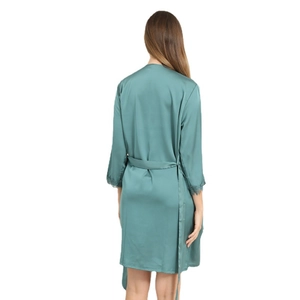 Peignoir élégant en satin de soie vert sauge avec poignets en dentelle, vue de dos du dos
