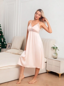 Détail de la chemise de nuit en satin rose clair avec dentelle et texture soyeuse
