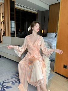 Détails de dentelle sur un ensemble de nuit en soie rose abricot avec col en V