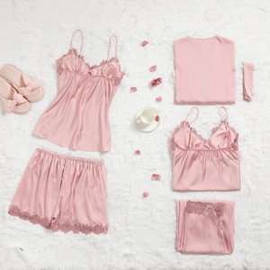 Ensemble de pyjama 5 pièces en satin rose avec dentelle et accessoires assortis