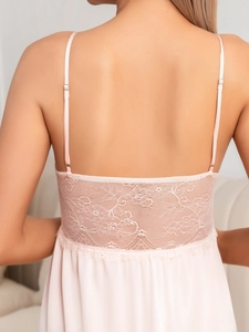 Détail du dos d'une nuisette en satin rose avec dentelle florale et bretelles fines