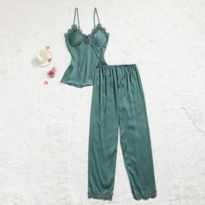 Ensemble pyjama 2 pièces en satin vert foncé avec caraco et pantalon bordés de dentelle