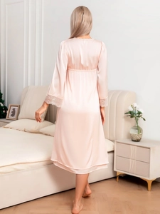 Détail du peignoir en satin rose avec poignets en dentelle florale et taille plissée
