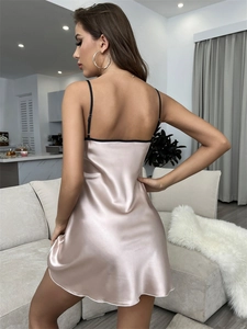 Détail du dos d'une nuisette en satin avec de fines bretelles noires réglables et une texture soyeuse