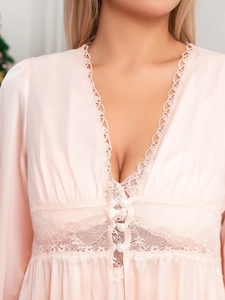 Détail de nuisette en satin rose avec col en V, dentelle et boutons en perles