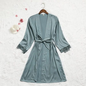Peignoir en satin de soie gris-vert avec bordure en dentelle noire et ceinture