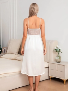 Détail de la nuisette en satin blanc avec broderie complexe en dentelle florale au dos