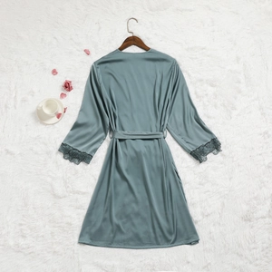 Peignoir élégant en satin bleu poudré avec dentelle et ceinture sur fond moelleux