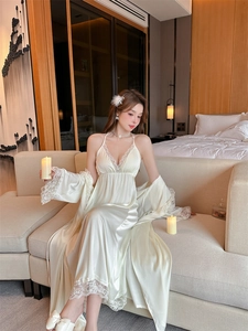 Détail de l'ensemble nuisette en satin champagne avec bordures en dentelle et fini satiné