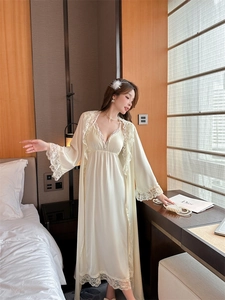 Ensemble de pyjama en soie crème avec dentelle et robe de chambre dans une chambre