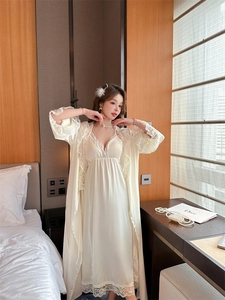 Détails d'une nuisette en satin avec dentelle et d'un peignoir assorti élégant