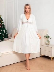 Détail d'un peignoir en satin blanc avec dentelle élégante et col en V dans une chambre