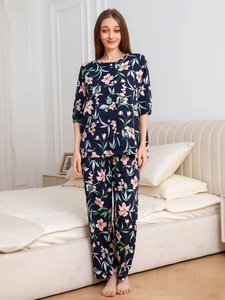 Detail of floral cotton pajama set with round neck and short sleeves in navy blue