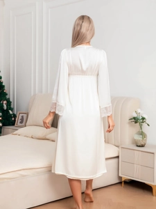 Détail d'une chemise de nuit en satin ivoire avec vue arrière et dentelle délicate aux poignets