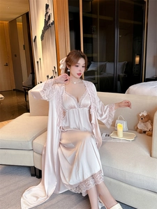 Détails de l'ensemble peignoir en satin champagne avec bordures en dentelle élégantes