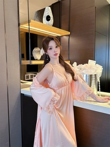 Détails de l'ensemble de lingerie en satin rose avec dentelle sur le peignoir et la robe