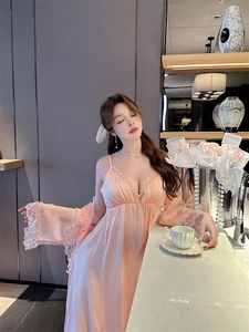 Détail d'un ensemble nuisette en satin rose avec dentelle blanche délicate au col et manches