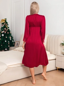 Détail du peignoir en satin bordeaux avec dentelle cils et taille élastique