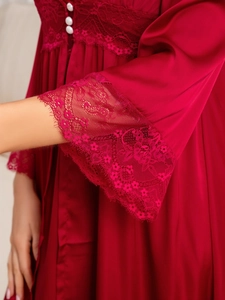Gros plan détaillé du peignoir en satin rouge foncé avec bordure en dentelle cil fine
