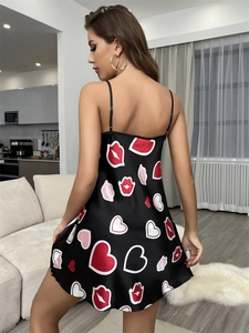 Détail d'une chemise de nuit en satin fleuri montrant la texture fluide et la coupe du dos