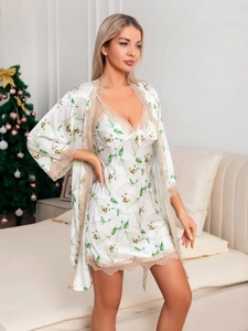 Détail de l'ensemble pyjama en soie florale avec dentelle dans une chambre confortable