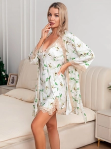 Détail d'un ensemble de pyjama floral en soie avec dentelle et nœud rose