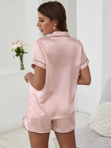 Vue arrière de l'ensemble de pyjama en satin rose avec détails de passepoils noirs