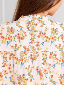 Détail macro du haut de pyjama en rayonne à fleurs avec plis au dos et col volanté