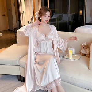 Ensemble de nuit en satin de soie champagne avec peignoir et dentelle élégante