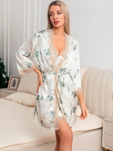 Détail d'un peignoir en soie élégant avec dentelle et motif floral de gardénia