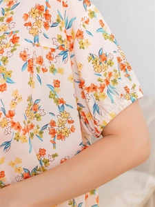 Détail du haut de pyjama rose à fleurs avec poignets élastiques à volants et imprimé été