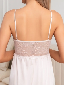 Détail du dos d'une nuisette en satin avec dentelle florale et fines bretelles réglables