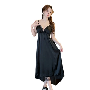 Nuisette élégante en satin noir avec dentelle et décolleté en V profond pour femme