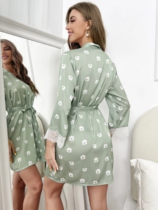 Détail du peignoir en satin vert menthe avec motifs marguerites et dentelle aux poignets