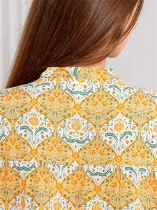 Détail de l'imprimé fruit vintage et du col officier sur le haut de pyjama jaune