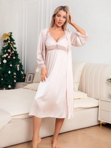Détail en dentelle sur ensemble pyjama en soie champagne avec robe et déshabillé