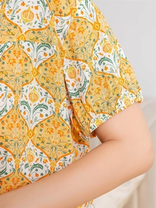 Détail de la manchette élastique sur haut de pyjama avec imprimé floral de grenade jaune